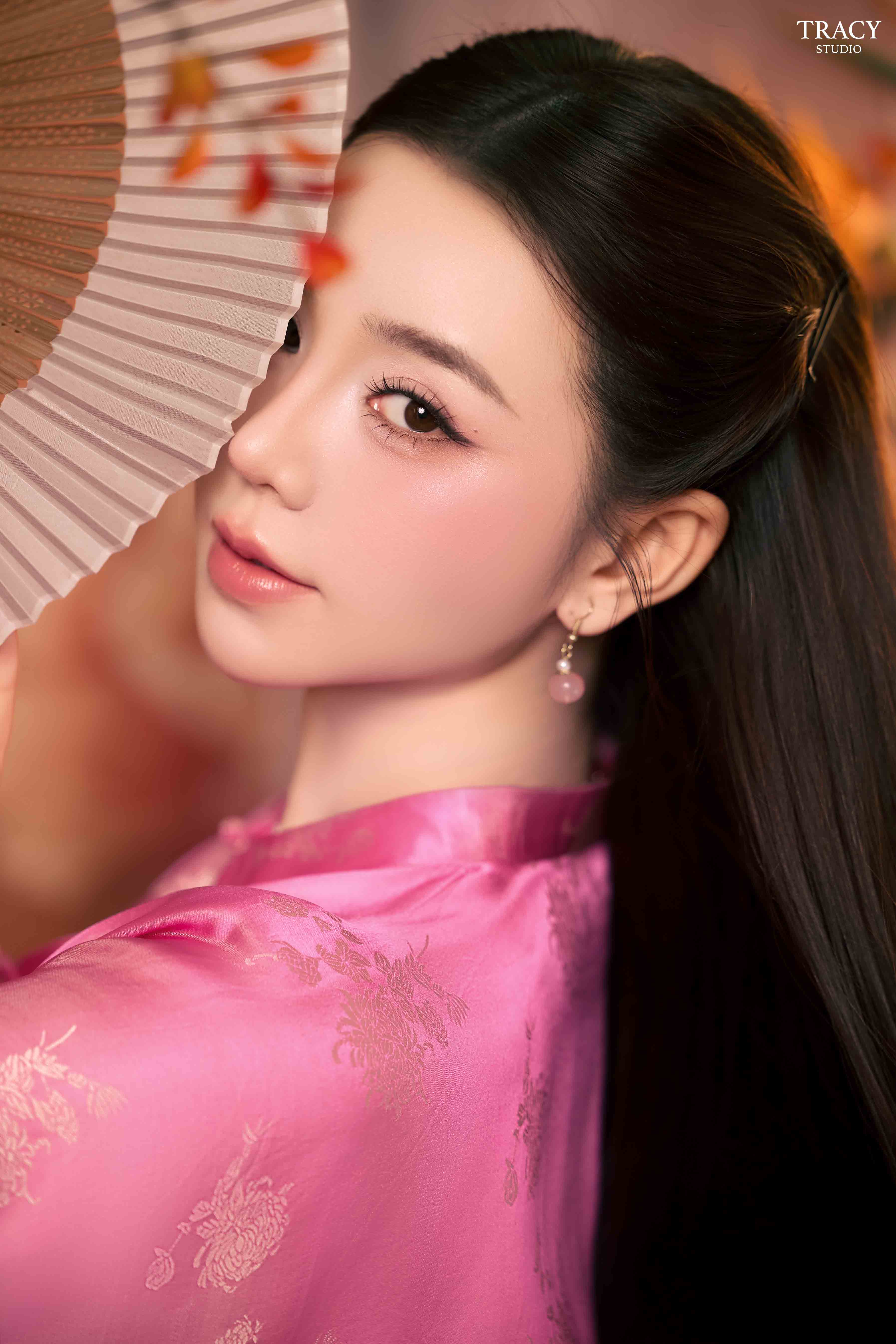 frontend/img/gallery/anh-tet-yem-ao-dai/tracy-studio-chup-concept-tet-du-uyen.jpg