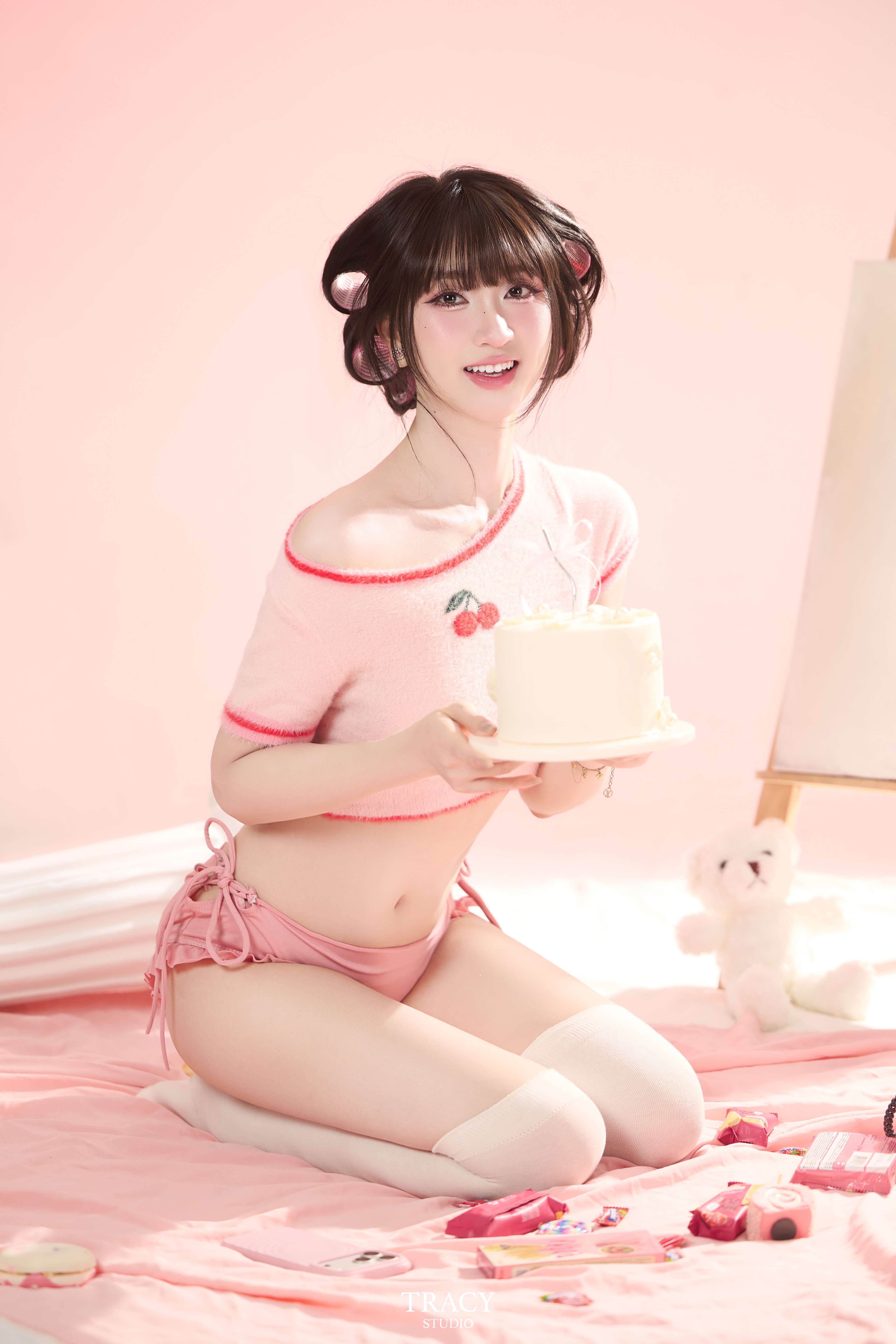 frontend/img/gallery/concept-sinh-nhat/tracy-studio-chup-concept-birthday-pink.jpg